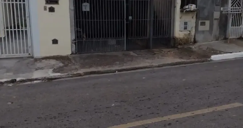 Detalhes das casas: casa 1: contém 2 dormitórios, sala de estar, cozinha e 2 banheiros. casa 2: oferece 2 dormitórios, sala de estar, cozinha e banheiro.