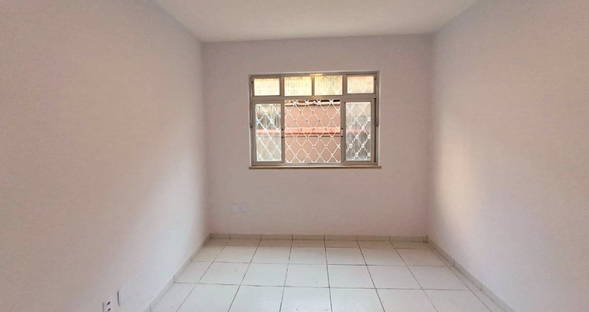 Apartamento reformado, térreo com 2 dorms, sem garagem no Embaré