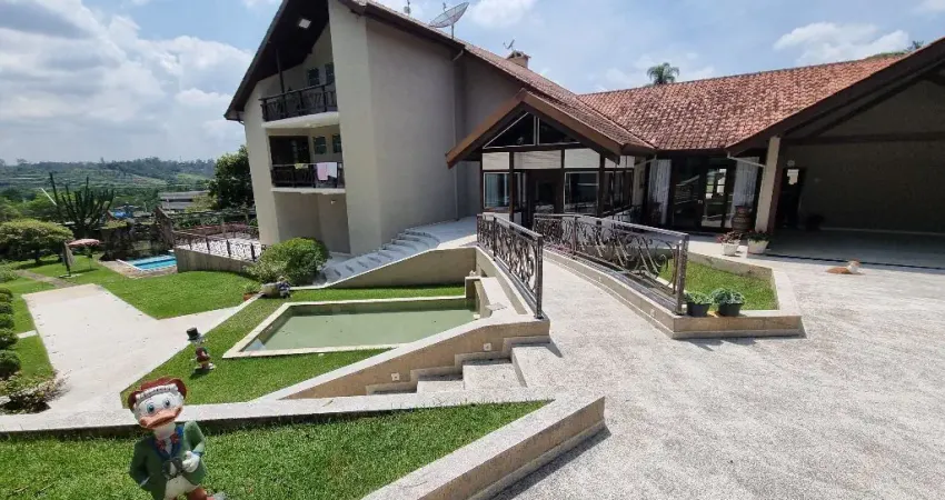 Belíssima casa em condomínio fechado - Chácara da Lagoa.