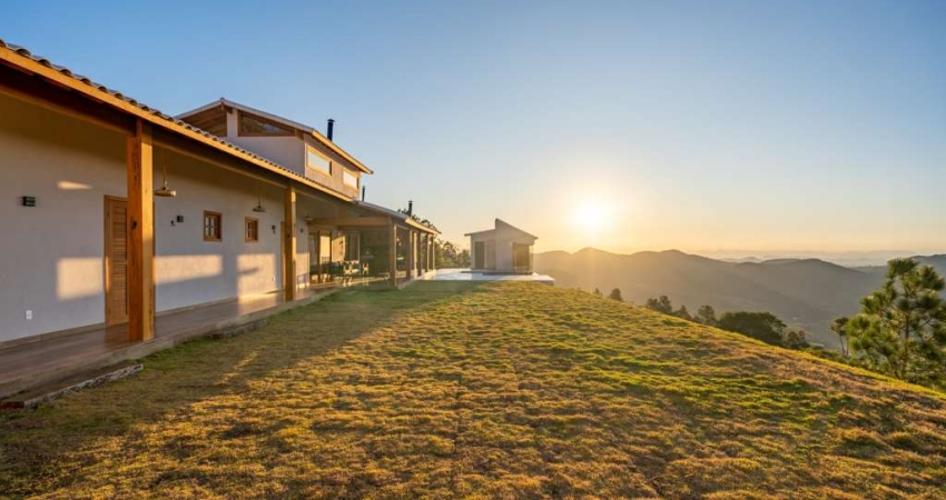 Casa com 4 quartos em condomínio em Pedro do Rio, Petrópolis.