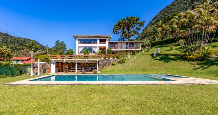 Casa com vista para o Lago Comary, no condomínio da CBF, em Teresópolis.