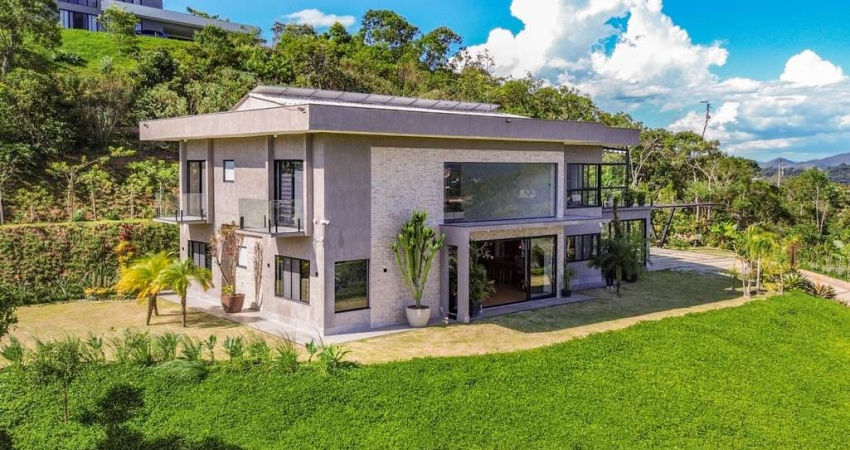 Excelente casa com 4 quartos à venda em condomínio no Parque do Imbuí, Teresópolis.