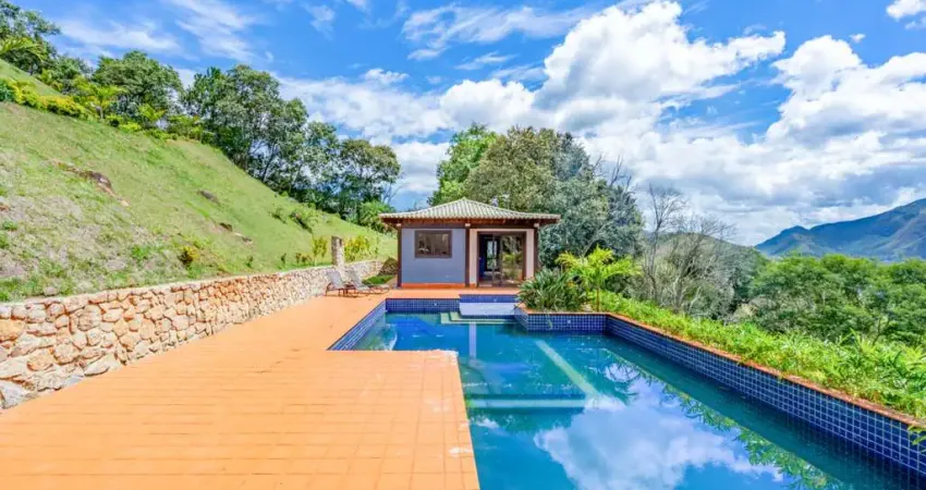 Casa com 5 quartos em Condomínio Exclusivo de Petrópolis.