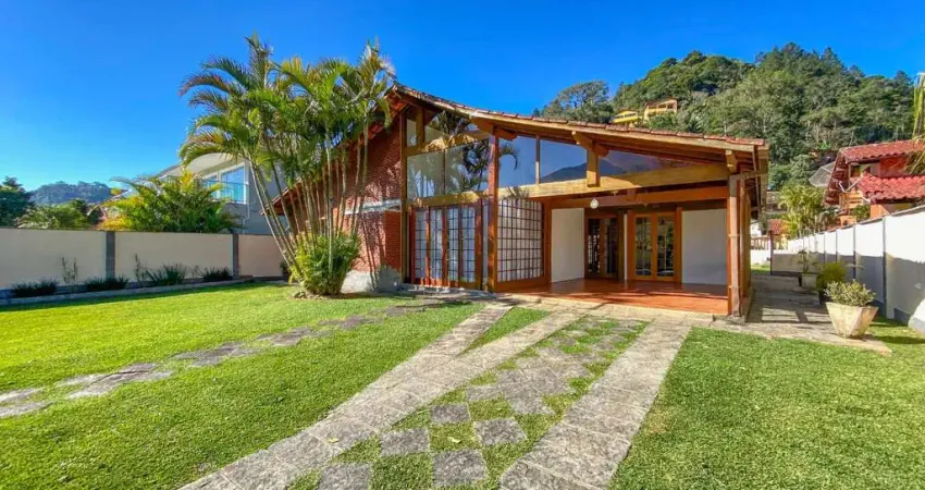 Casa com 4 quartos em condomínio no Comary - Teresópolis/RJ