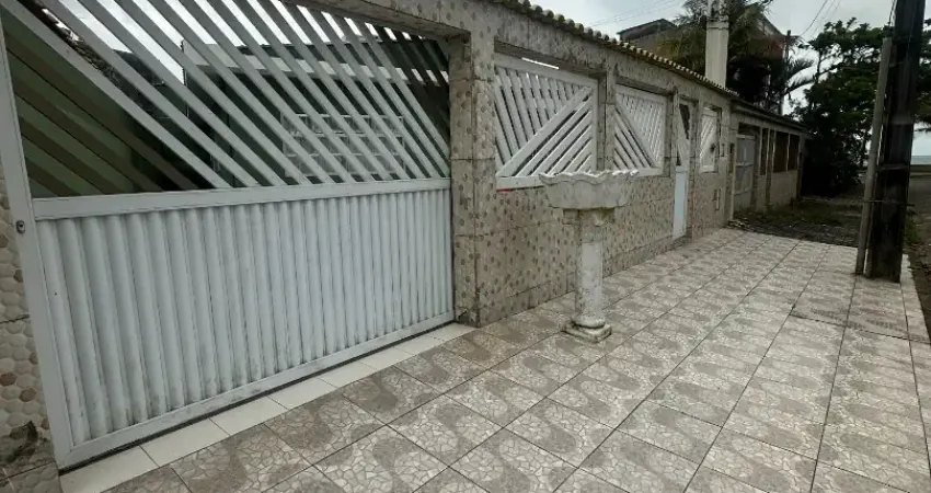 Casa a venda apenas 30 metros da praia com 3 dorm. e 4 vagas, agenor de campos, mongaguá/sp