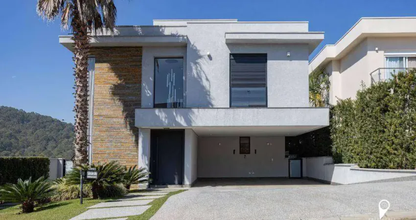 Residência contemporânea com piscina de borda infinita e vista deslumbrante