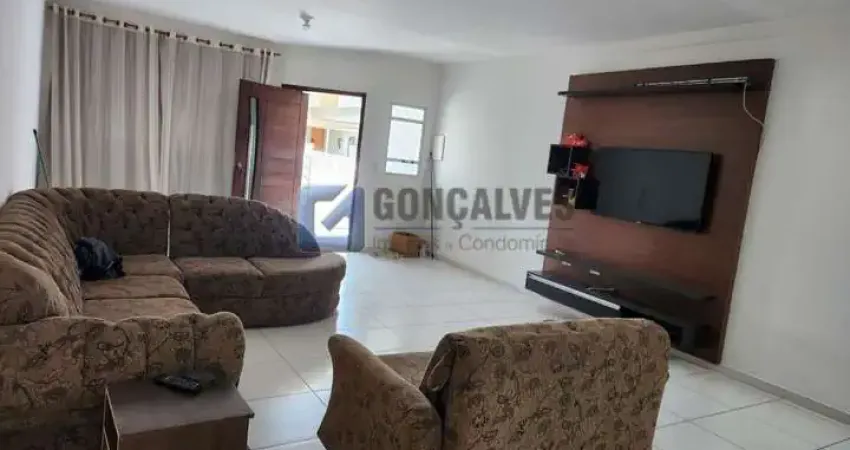 Sobrado com 4 quartos à venda no Jardim Haydee em Mauá/SP.