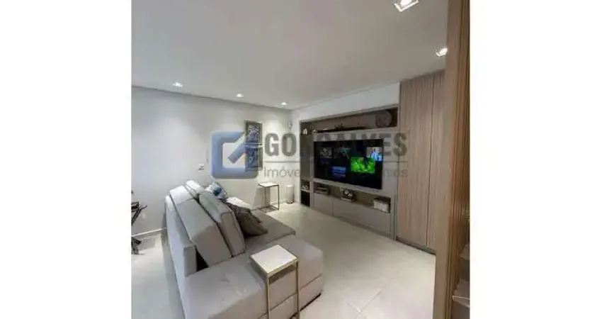 Sobrado Residencial com 3 suítes, 4 vagas — Nova Petrópolis, SBC