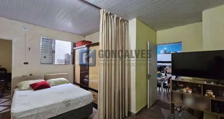 Terreno com 253,49m² com um salão comercial e 2 casas ao fundo no bairro Oswaldo Cruz.