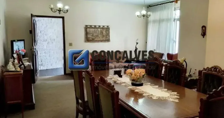 Casa com 03 dormitórios, sendo os 03 suítes a venda no Centro de São Bernardo do Campo/SP.