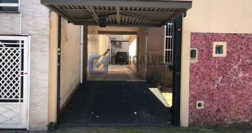 Casa com 3 quartos para alugar na Rua Almerim, Parque Jaçatuba, Santo André