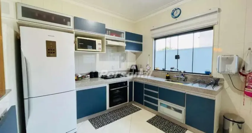 Casa térrea com piscina em Condomínio fechado, em Taubaté - CA6216