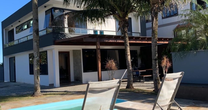Residência com 04 dormitórios e duas suítes, uma com closet