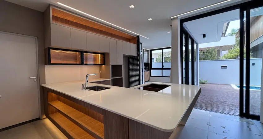 Casa em condomínio fechada. 3 suítes, piscina, mobiliado, área de lazer.