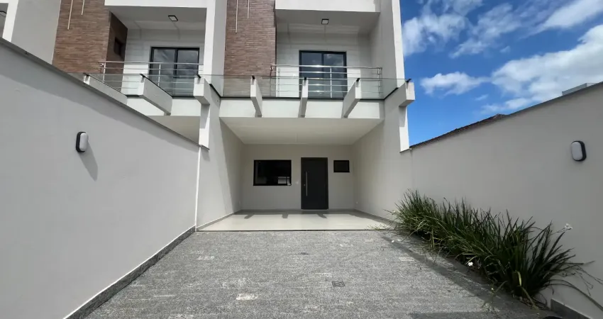 Geminado com o que você procura, garagem para até 03 veículos e excelente espaço nos fundos!