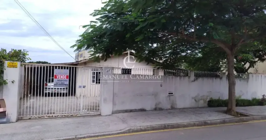 Casa à venda na Rua Austrália, Centro, Pinhais