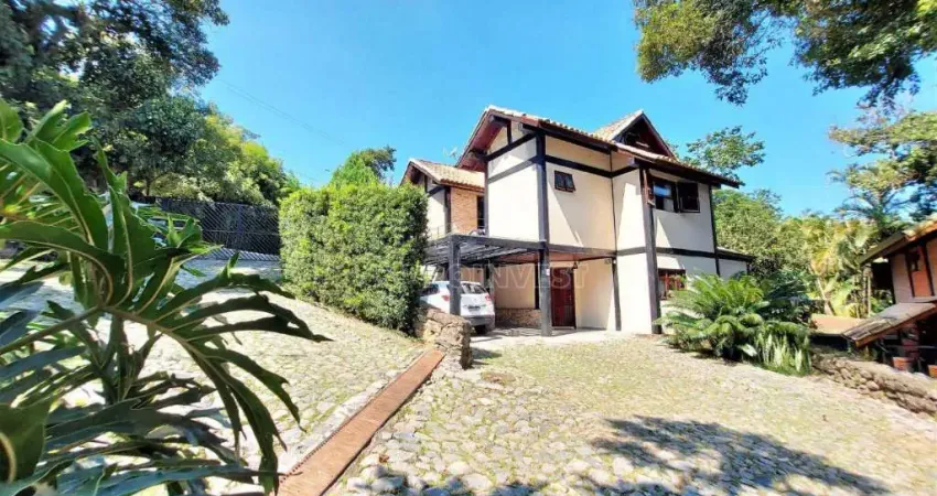 Casa com 3 dormitórios à venda, 230 m² por R$ 1.280.000,00 - Granja Viana - Carapicuíba/SP