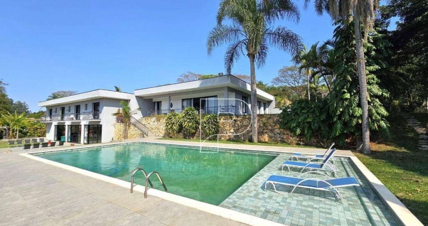 Sofisticação e privacidade na Granja Viana. Casa térrea no Condomínio Silvino Pereira.