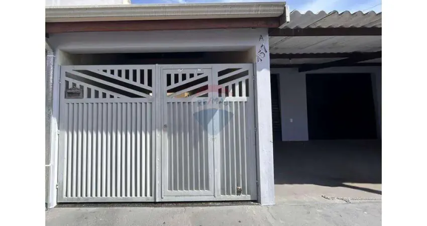 Casa à venda com ponto comercial no bairro São José em Paulínia-SP.