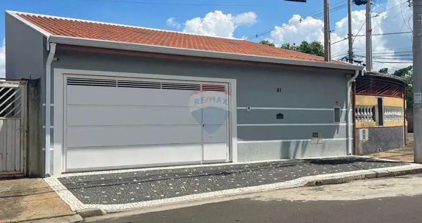 Casa à venda com 2 quartos, sendo 1 suíte, espaço Gourmet, 3 vagas,  energia fotovoltaica  no bairro João Aranha em Paulínia/SP.