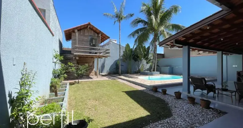 Casa à venda com 01 suíte e 02 dormitórios, 260m2 de área total, averbada, piscina e casa na árvore, no Bairro Santo Antônio.
