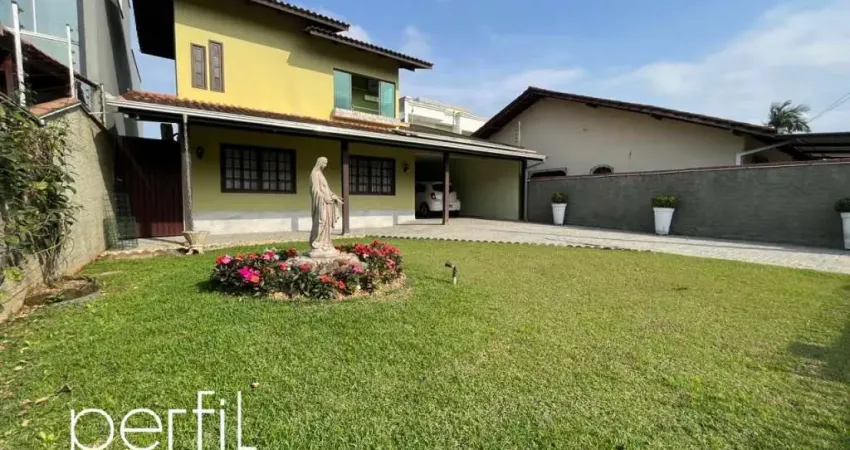 Casa Sobrado a venda com tres quartos sendo uma suite e piscina no bairro Aventureiro - Joinville/ SC