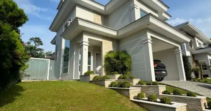 Sobrado a venda em condomínio fechado com três suítes no bairro América  - Joinville/ SC