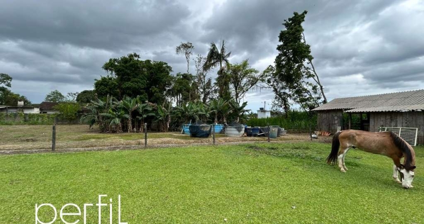 Chácara Comercial à Venda em Joinville-SC, Bairro Vila Nova - 4 Quartos, 1 Suíte, 3 Salas, 4 Banheiros, 2 Vagas de Garagem, 200m² Área.