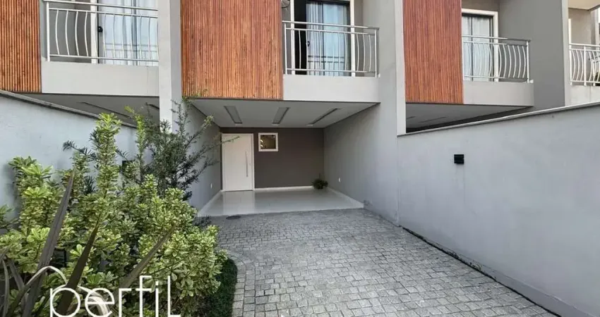 Sobrado a venda com três quartos sendo uma suíte no bairro Nova Brasília - Joinville/ SC