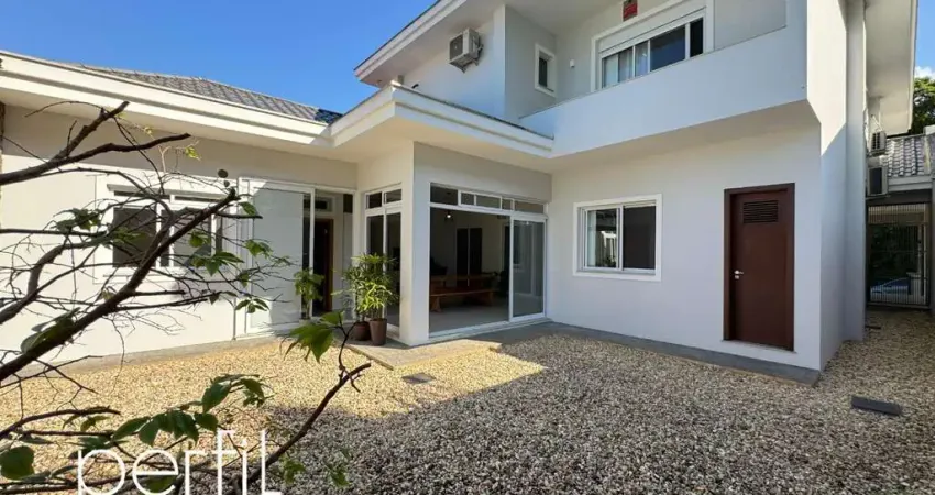 Casa à venda em Joinville-SC, bairro Floresta: 3 quartos, 2 suítes, 2 salas, 3 banheiros, 2 vagas, 314m² de área.