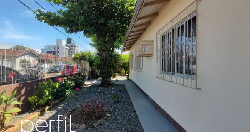 Casa comercial à venda em Joinville-SC, bairro Bucarein: 3 quartos, 2 salas, 2 banheiros, 2 vagas, 75m². Imperdível!