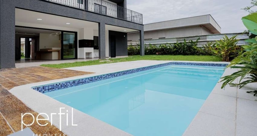 Casa a venda com quatro quartos sendo três suítes no bairro Vila Nova - Joinville - SC