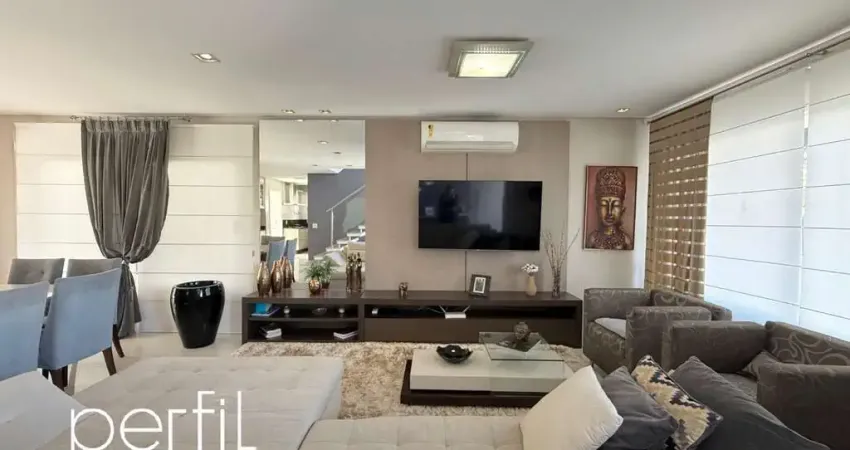 Casa com 3 dormitórios, sendo 1 suíte e 2 demi-suítes com 240m2 privativos e 3 vagas de garagem no bairro Floresta - Joinville, SC