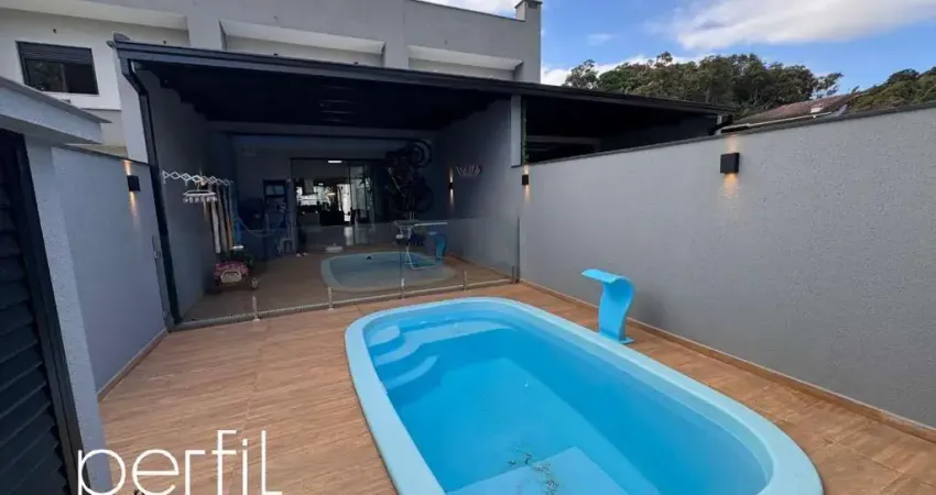 Sobrado a venda 100% mobiliado com três quartos sendo uma suíte no bairro santo antônio - joinville/ sc