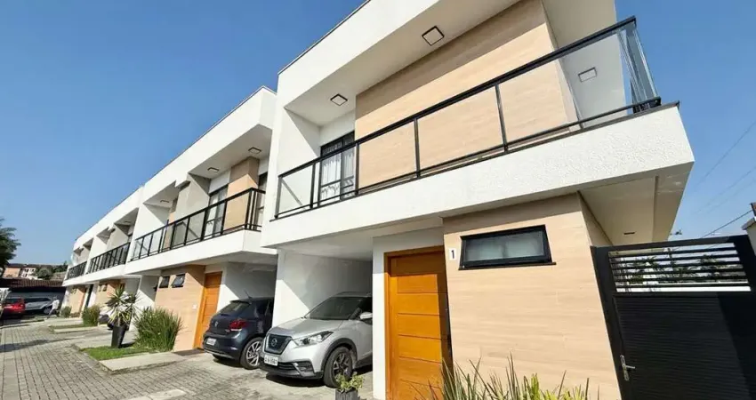 Sobrado geminado em condomínio fechado com três quartos sendo uma suíte no bairro Glória - Joinville/ SC