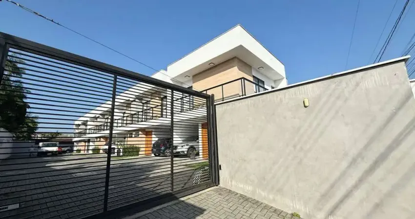 Sobrado geminado em condomínio fechado com três quartos sendo uma suíte no bairro glória - joinville/ sc