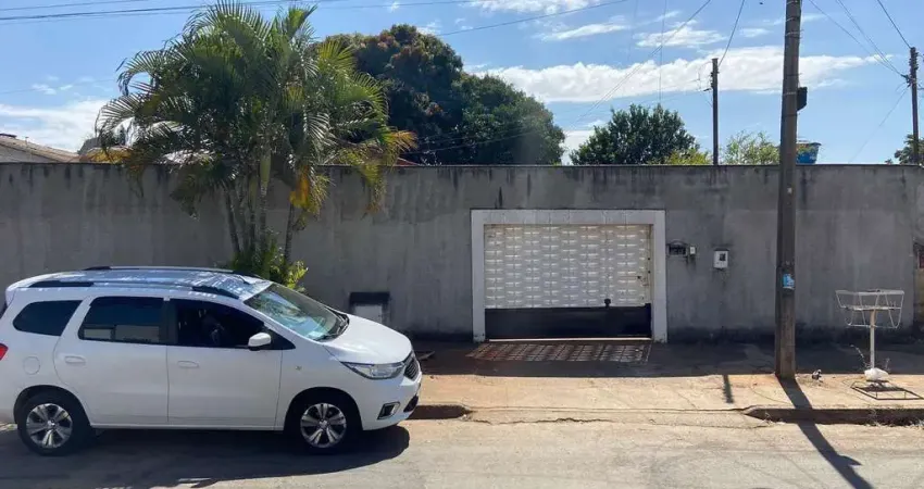 Vende-se casa 2 quartos sendo 1 suíte, sala espaçosa, cozinha funcional, próximo a avenida principa