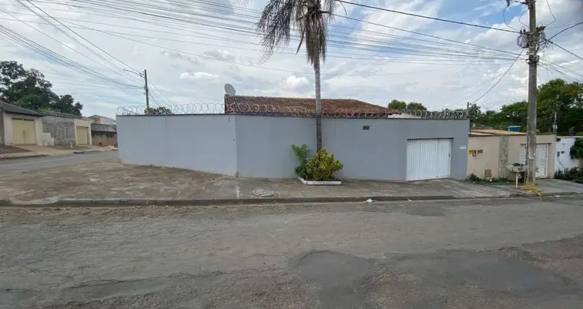 Vende-se casa, de esquina, próx. av. rio verde,  03 quartos(sendo 01 suíte) vila mariana, aparecida