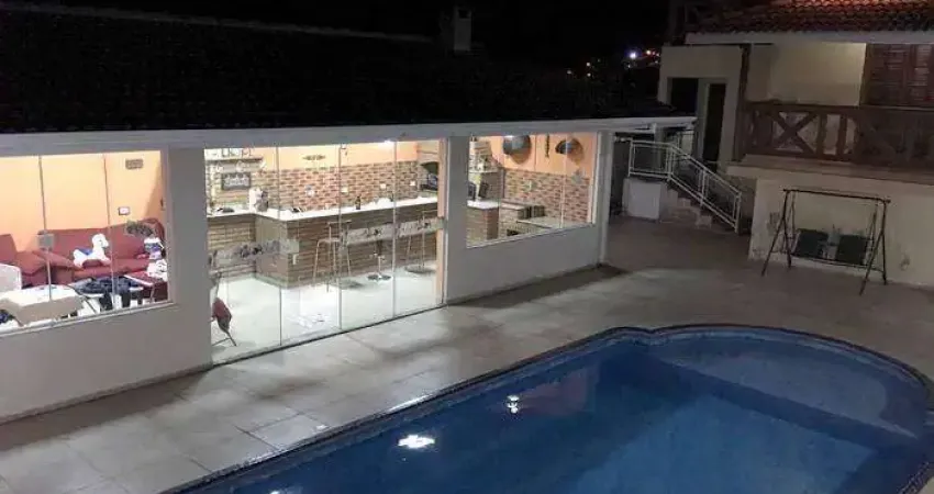 Casa de 2 Dormitórios à Venda em Condomínio Fechado em Piracaia/SP: Amplo Espaço e Luxo