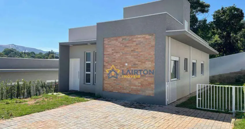Casa térrea em condomínio fechado – não geminada, terreno amplo!