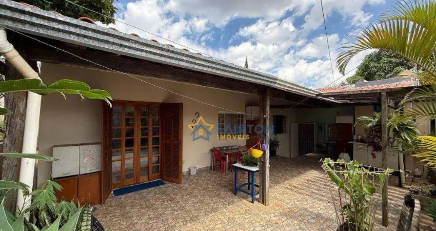 Casa com quintal amplo e jardim em localização privilegiada em atibaia