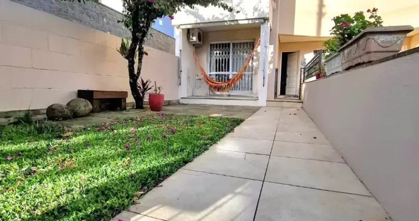 Amplo sobrado com 03 dormitórios e suíte , semimobiliado e pátio no bairro jardim itália