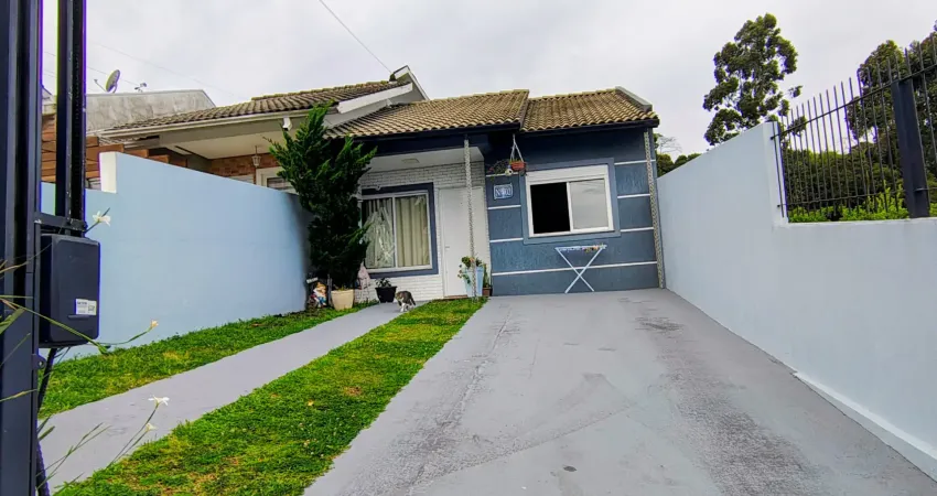 Excelente casa , seminova , com dois dormitórios, semimobiliada, pátio na frente e fundos.