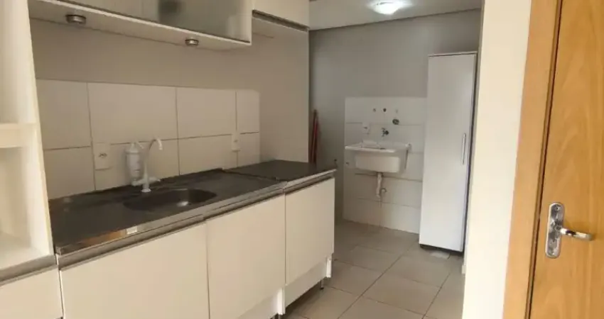 Excelente apartamento semimobiliado, com duas vagas de garagem, elevador , e vista .