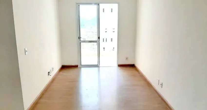 Apartamento à venda, de 3 dormitórios com suíte e sacada de frente para as piscinas em andar alto d