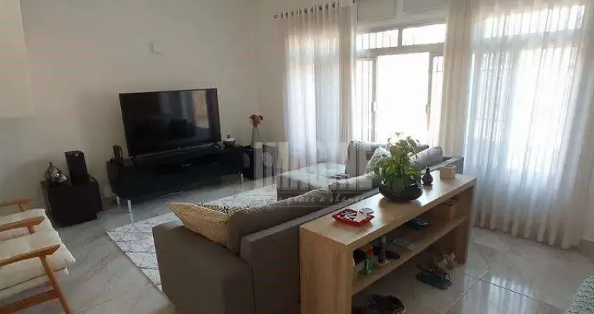 Sobrado em saúde com 3 domitórios sendo 1 suíte, 2 vagas, 206m²