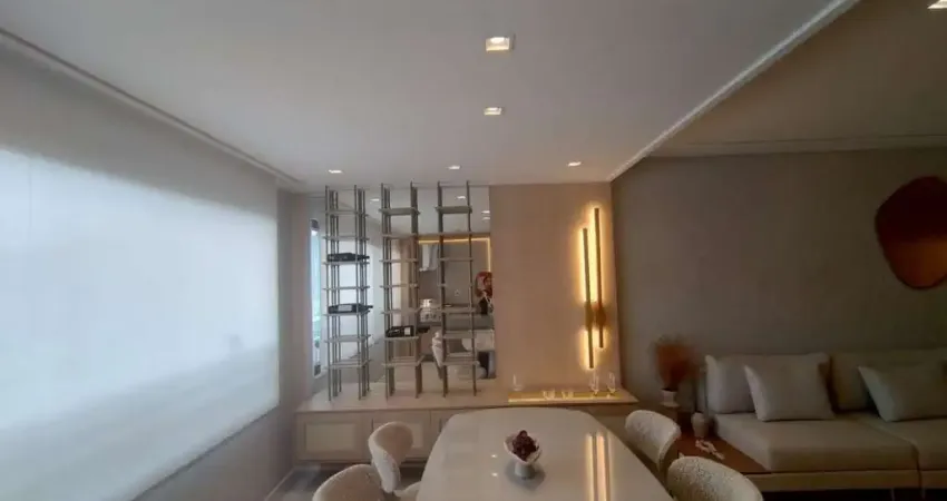 Apartamento decorado à venda no Canto do Forte em Praia Grande - SP.