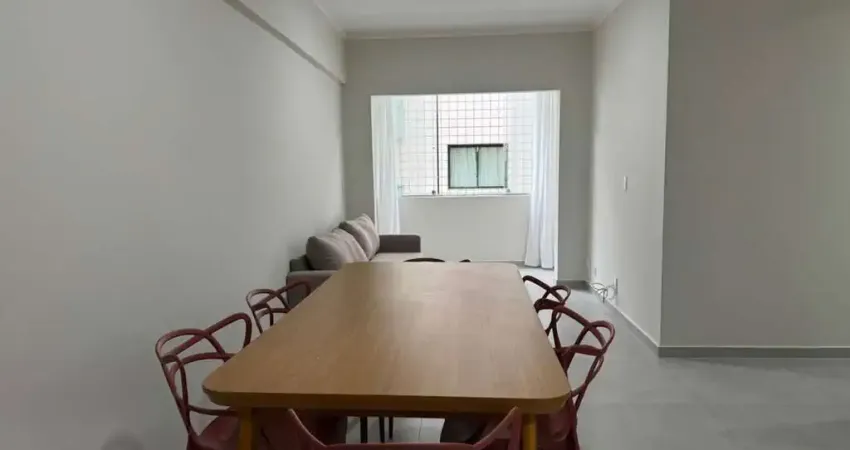 Apartamento reformado com 3 dormitórios à venda a 100 mts da praia vila tupi em praia grande/sp