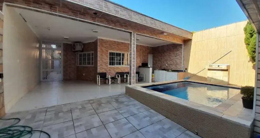 Casa Térrea com 3 dorms, 1 Suite, à venda, 240 m² AT, 128 m² AC, Piscina, Churrasqueira, Quadra da Praia, por R$ 1.300.000 - Solemar - Praia Grande/SP