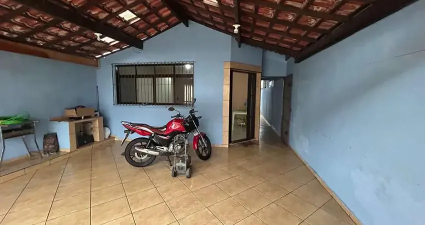 Casa à venda e para alugar na Vila Tupi em Praia Grande - SP.